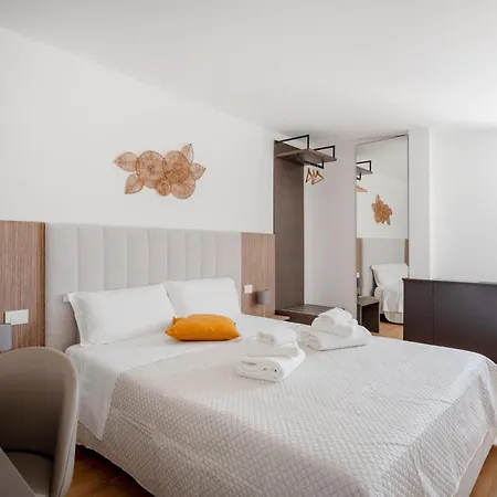 Luxury Apartment *